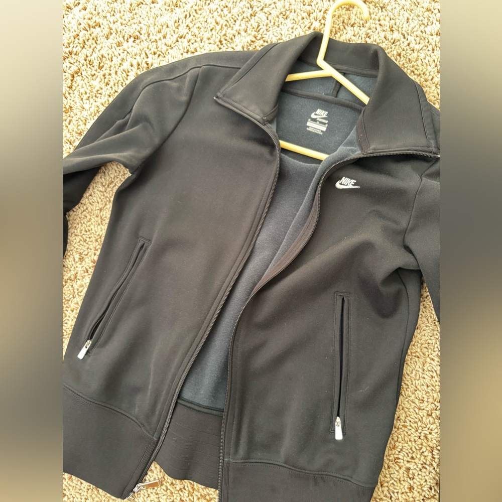 Gently used like new Nike sweaters size M - Picture 2 of 6